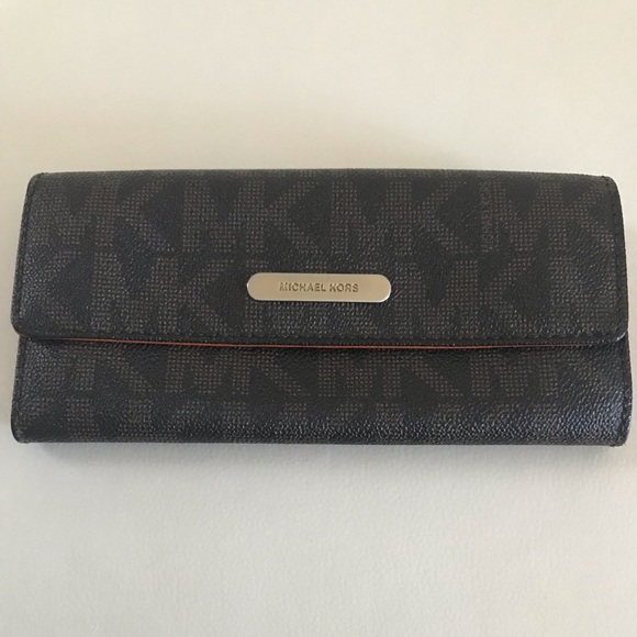 Michael Kors Signature Logo Wallet - Picture 2 of 6
